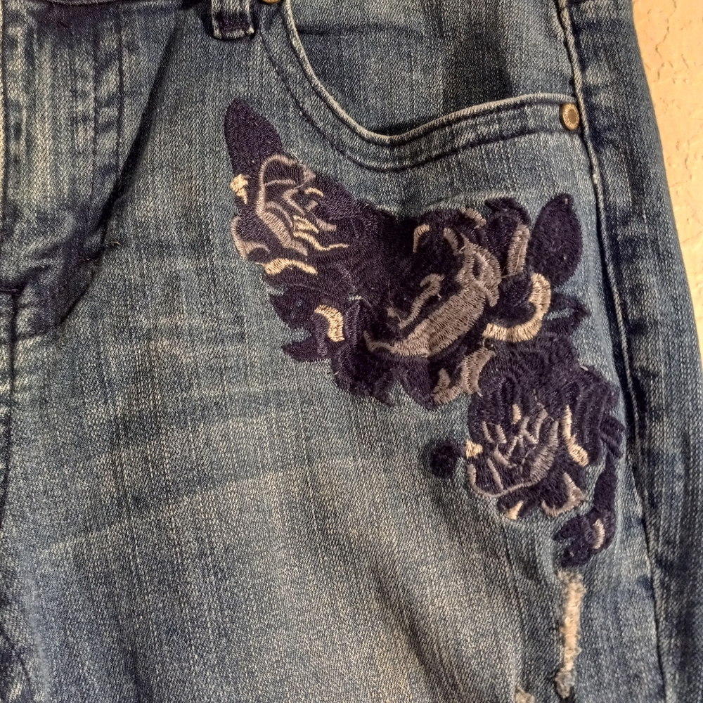 Embroidered Distressed Jeans - Picture 5 of 9